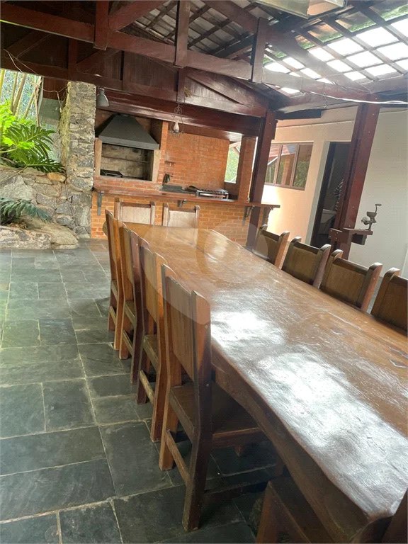 Casa à venda, 742 m², com piscina, 5 suítes, em Embu das Artes