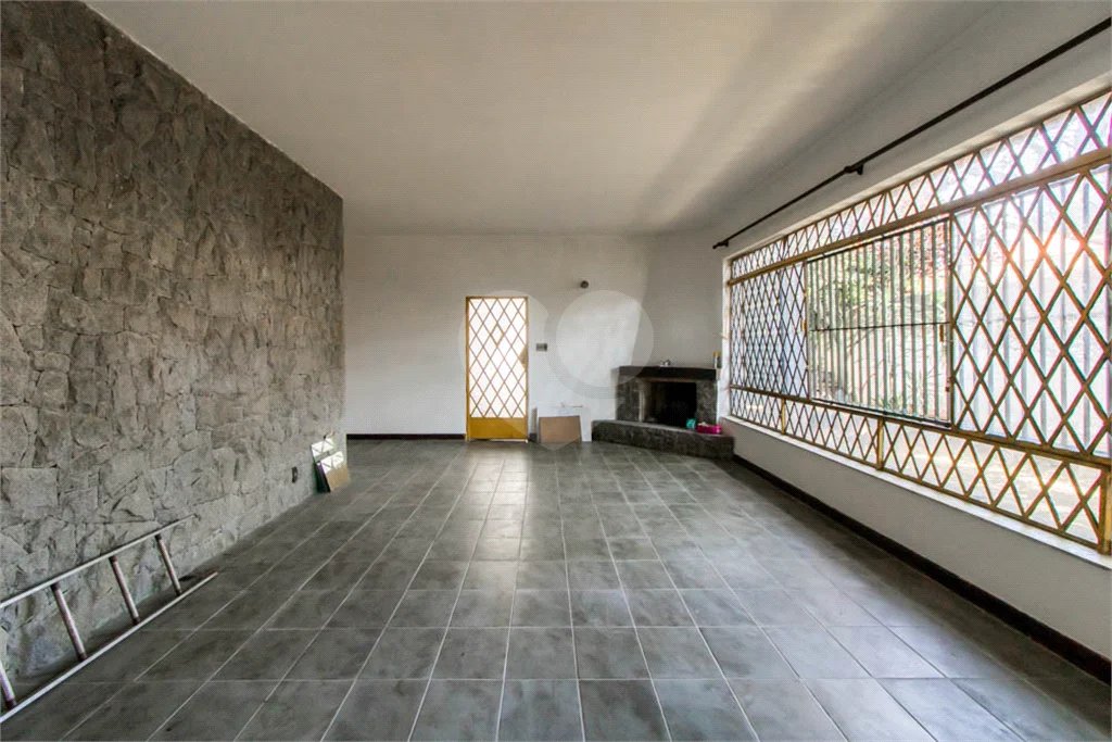 Casa à venda em Moema de 280m² com 4 dormitórios, sendo 1 suíte e 2 vagas de garagem.