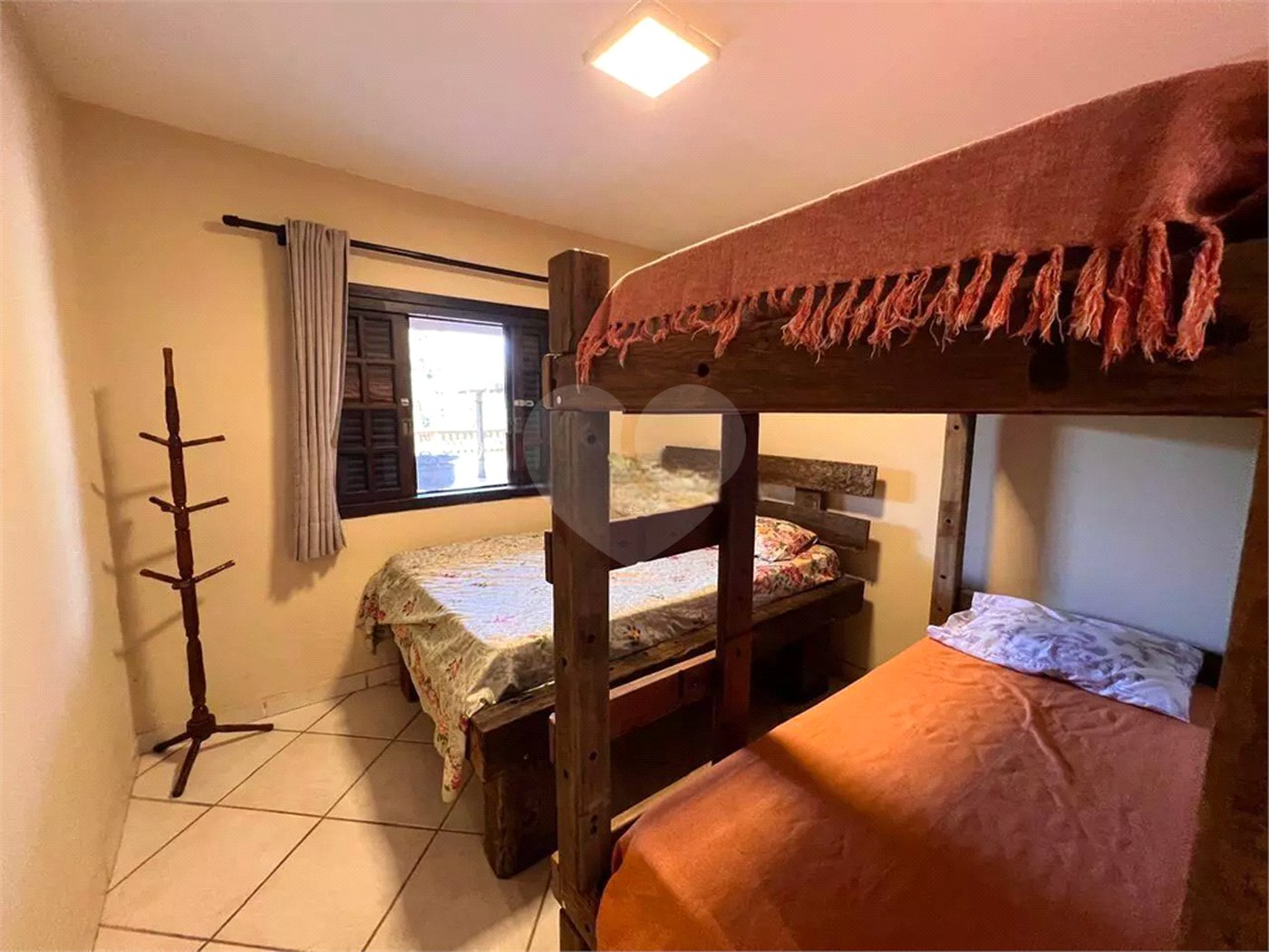 Chácara com excelente infraestrutura, contendo casa com 8 dormitórios, 900 m² de área construída, área total de 3000m², piscina adulto e infantil, churrasqueira, quadra gramada de futebol - Rio Acima - Atibaia/SP 900 m² Área construída 3.000 m² Área do terreno