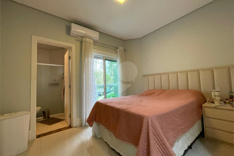 Casa com 4 quartos em condomínio fechado com piscina