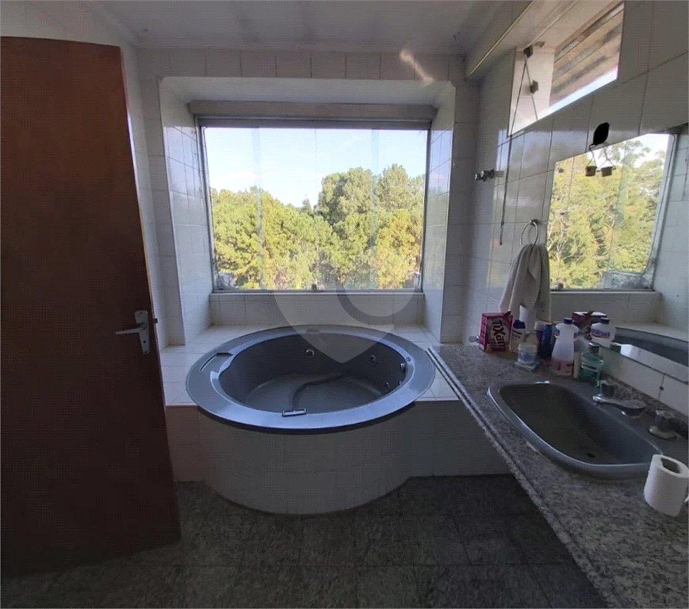 Casa à venda com 7 quartos, sendo 4 suítes, no condomínio Estância Marambaia, Vinhedo - SP