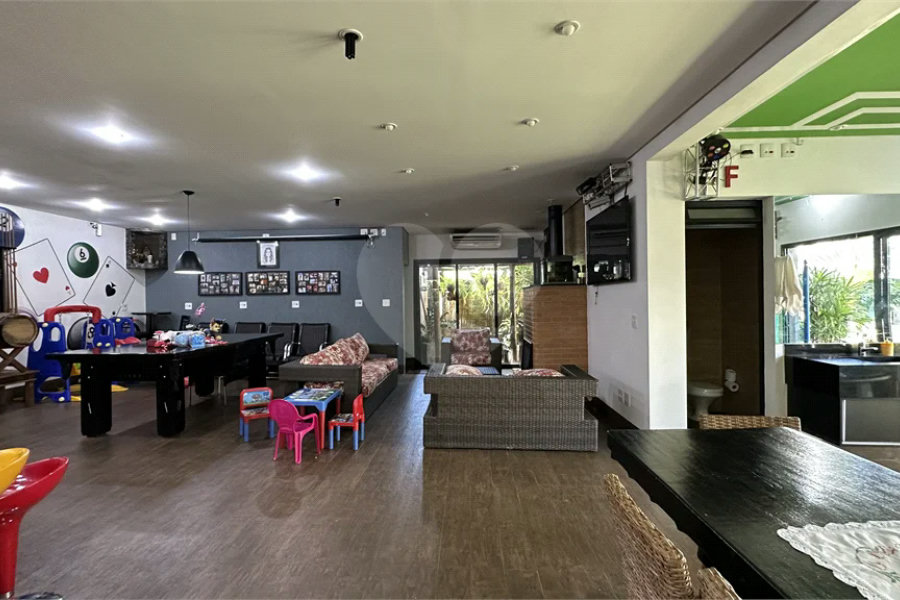 Casa em Condomínio Fechado com 4 suítes e área de lazer completa.