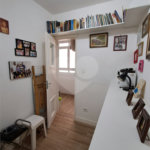 Amplo apartamento à venda totalmente reformado, sala ampliada, quarto, escritório, cozinha integrada e banheiro com box e banheira.