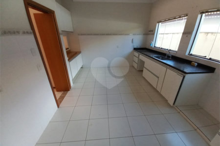 Casa Térrea no Condomínio Damha I,
