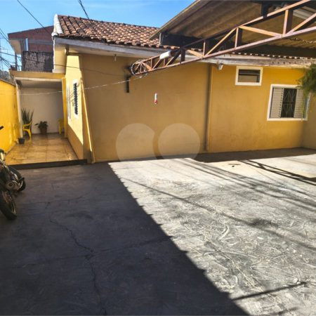 Linda Casa com Comercio ao lado independente.