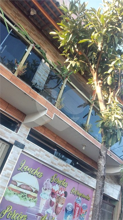 Sobrado 3 quartos e área comercial em baixo.