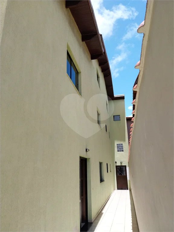 Casa com 324m², 4 dormitórios, sendo 1 suíte, 4 vagas, à venda no Jardim Las Vegas em Santo André.