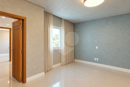 Sobrado geminado com 185 m², 3 suítes, closet, 4 vagas, área gourmet, sótão, energia solar, aquecimento de água e sistema completo de segurança.