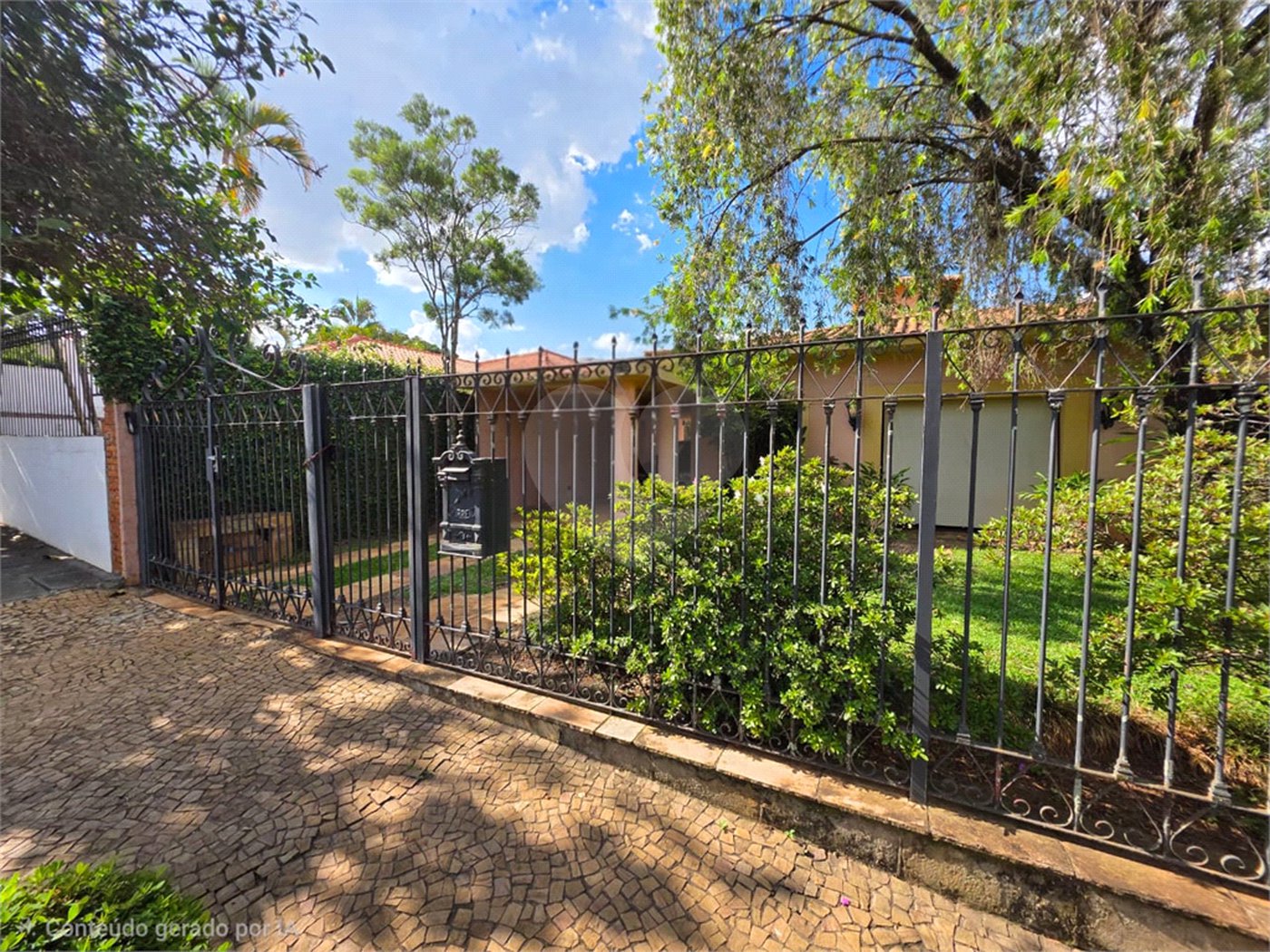Casa Térrea 5 quartos bem localizada com piscina.