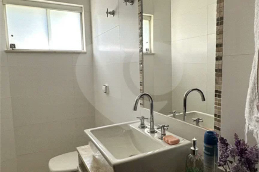 Casa em Condomínio Fechado com 4 suítes e área de lazer completa.