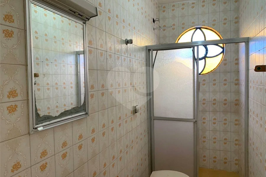 Casa espaçosa com 3 quartos, suíte, quintal e 2 vagas na Vila Santa Catarina