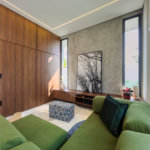 Indaiatuba - Condominio Villa Sapezal - 318 m² de Terreno - 230 m² de Área Construída - 3 suítes, sendo 1 Master com closet planejado - Sala de TV - Sala de estar integrada à Sala de jantar - Cozinha com móveis planejados - Despensa - Escritório planejado - Lavabo - Piscina com preparação para aquec