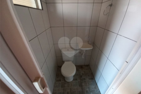 Casa térrea com 3 dormitórios, sendo 1 suíte.