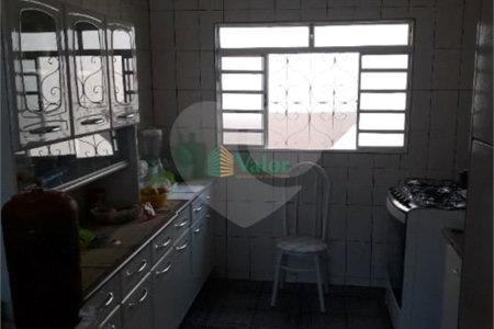 Ampla casa no condomÍnio Parque Fehr, contendo: