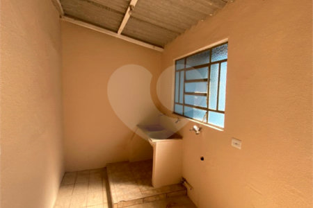 Casa Térrea com 3 dormitórios, sendo 2 suítes.