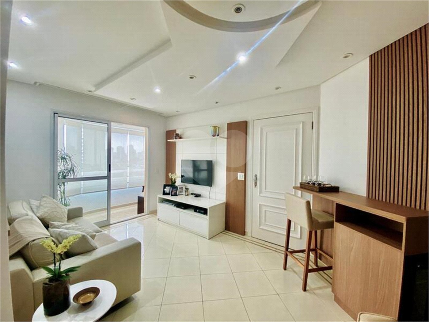 Apartamento de 03 dormitórios sendo 1 suíte e 02 vagas de garagem.