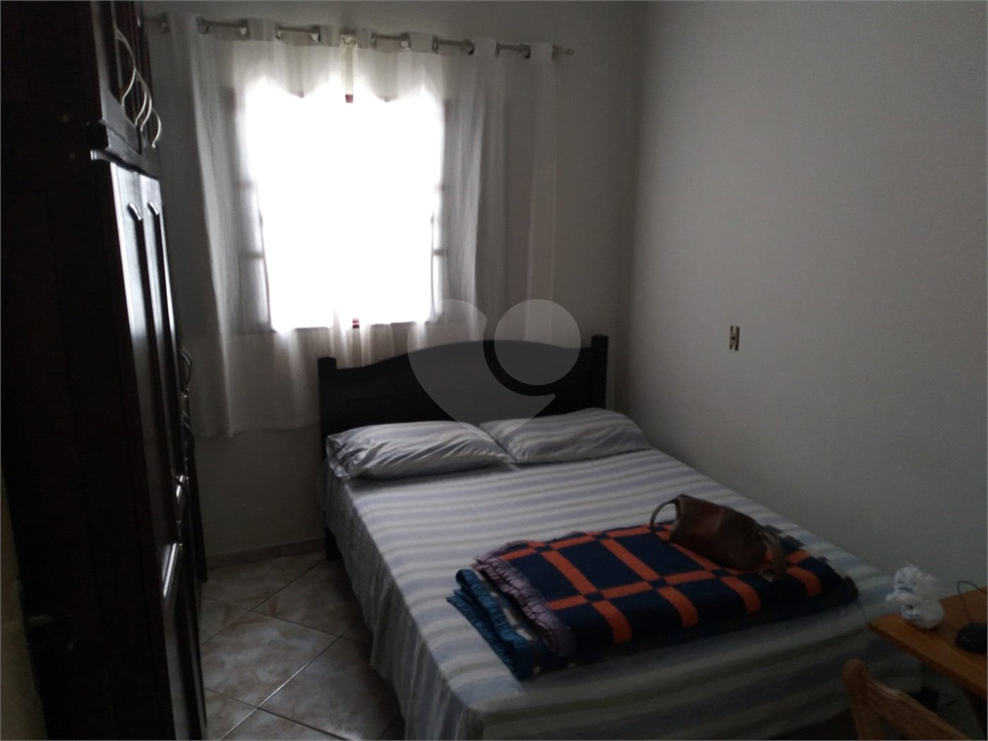 Casa térrea com 2 dormitórios, sendo 1 suíte.