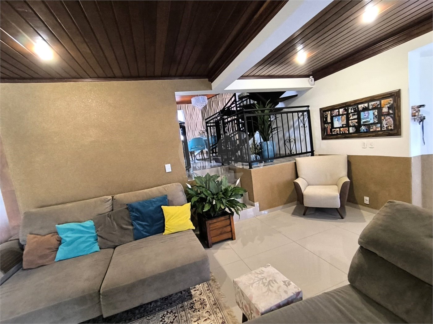 Casa à Venda no Santa Marta com 3 Suítes e Piscina