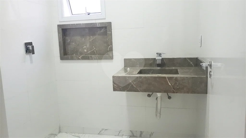 Sobrado novo com 3 suítes, 4 vagas, espaço gourmet com churrasqueira, jardim de inverno e acabamento premium. Conforto, modernidade e sofisticação.