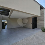 Maravilhosa Casa térrea em condomínio fechado no Portal Lamis, com 3 suítes, piscina privativa e persianas elétricas em excelente condomínio com salão de festas, piscina, quadras de tênis, beach tênis e campo de futebol. Vista cinematográfica da Pedra Grande.