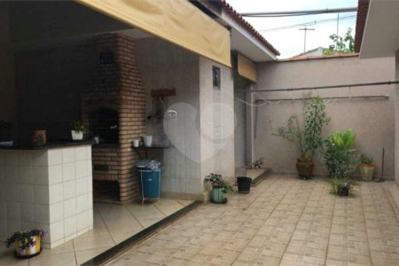 Casa térrea com 3 dormitórios, sendo 2 suítes.