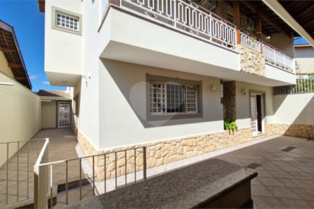 Casa sofisticada à venda em bairro nobre de Atibaia | 3 dormitórios | 408 m²
