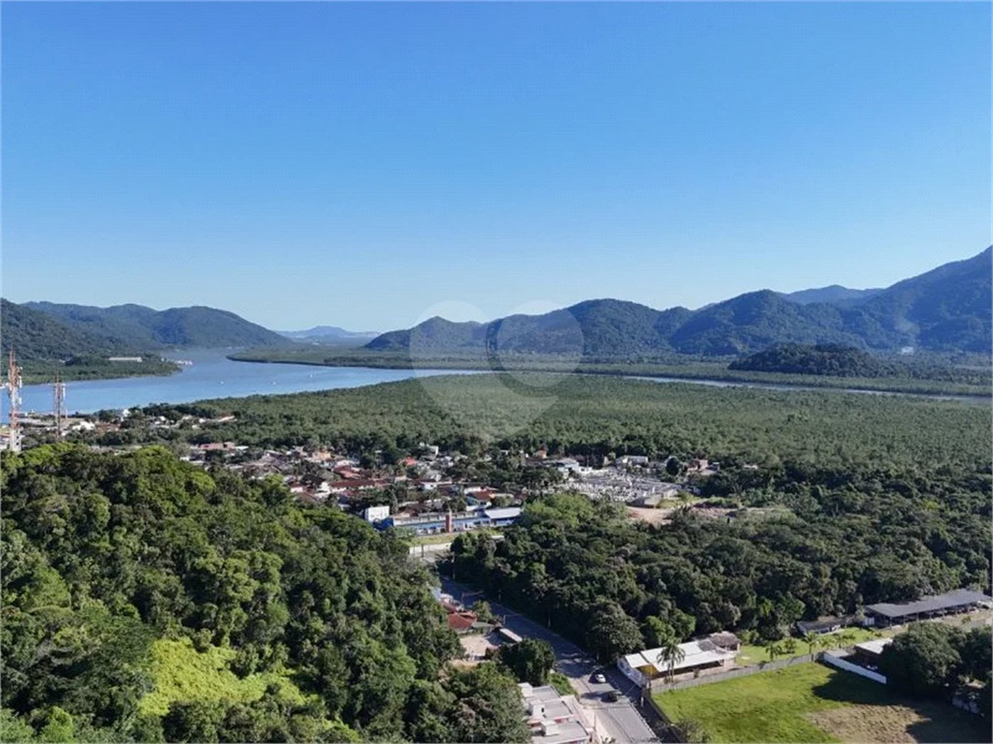 Apartamento à venda com 2 quartos, sendo 1 suíte,  no Centro, Bertioga, SP