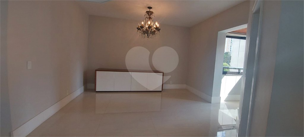 Apartamento à venda no Campo Belo de 245m² com 3 suítes e 3 vagas