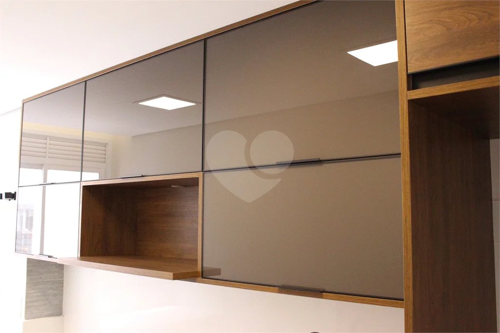 Apartamento 2 dormitórios, 1 suíte, 2 banheiros e 1 vaga de garagem.