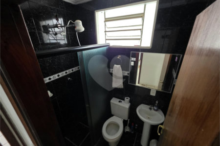 Casa térrea à venda no Douradinho com 2 quartos e edícula com mais dois quartos e 2 banheiros.