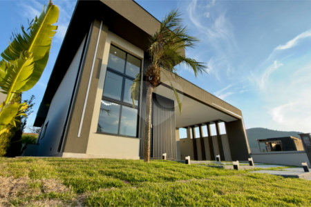 Casa térrea 3 dormitórios (3 suítes), espaço gourmet, piscina, 2 vagas garagem, condomínio fechado com ampla área lazer