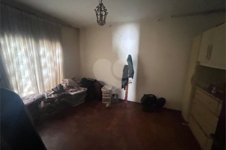 Casa espaçosa e confortável em um bairro tranquilo a venda.