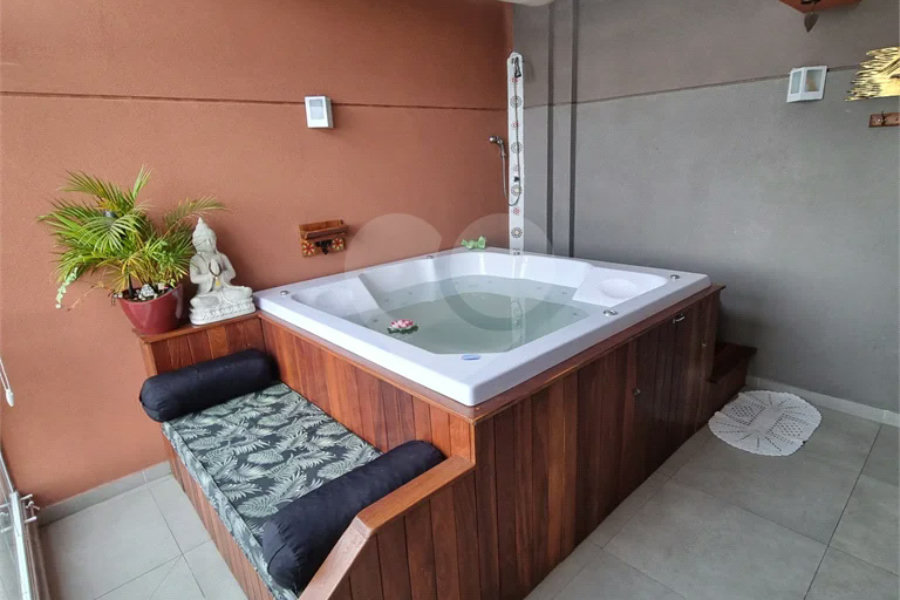 Apartamento em cobertura na Vila Prudente com 2 dormitórios, 1 suíte, 2 sacadas e hidromassagem.