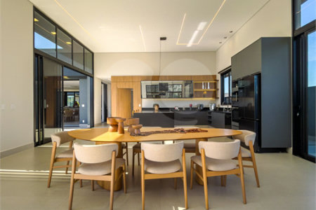 Indaiatuba - Quintas da Terracota - 1252 m² de terreno - casa térrea com 514 m² de área construída -3 vagas de garagem cobertas e 3 descobertas Lavabo - Sala de estar e jantar amplas e integradas - Escritório privativo - Cozinha toda equipada com geladeira, forno, micro-ondas, lava-louças,
