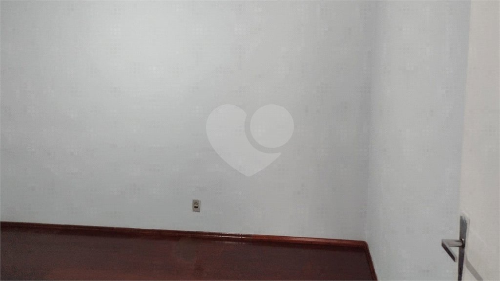 Apto com 2 dormitórios, dois banheiros , e uma garagem.