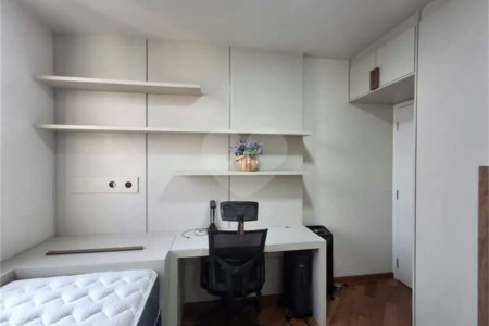 Apartamento totalmente decorado em Moema com 70 m2 , 2 quartos, 2 suítes e 2 vagas, ambientes com ar condicionado.
