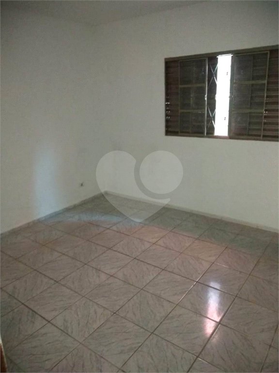 Casa térrea no Loteamento Habitacional São Carlos 1, sendo 3 Dormitórios e 1 suíte