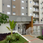 Apartamento no Condomínio Parque dos Jacarandás.