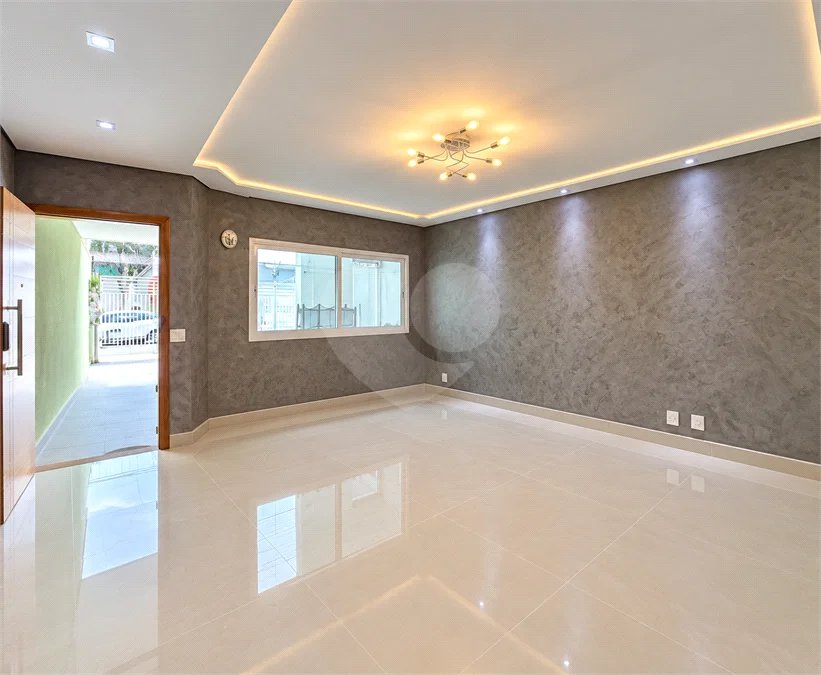 Sobrado geminado com 185 m², 3 suítes, closet, 4 vagas, área gourmet, sótão, energia solar, aquecimento de água e sistema completo de segurança.