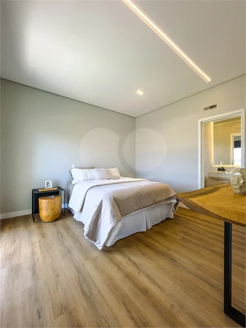 Indaiatuba - Condominio Villa Sapezal - 318 m² de Terreno - 230 m² de Área Construída - 3 suítes, sendo 1 Master com closet planejado - Sala de TV - Sala de estar integrada à Sala de jantar - Cozinha com móveis planejados - Despensa - Escritório planejado - Lavabo - Piscina com preparação para aquec
