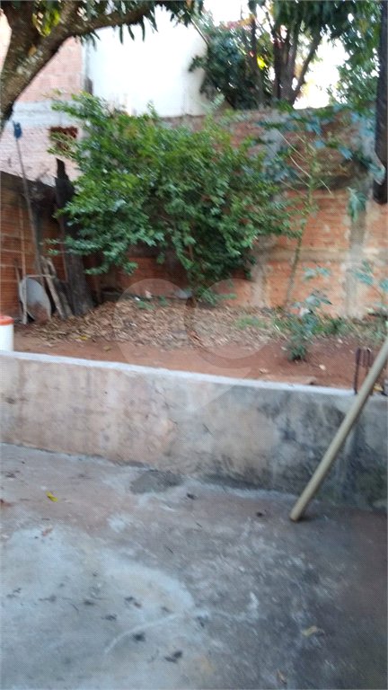 Casa Térrea com 3 dormitórios, sendo 1 suíte.