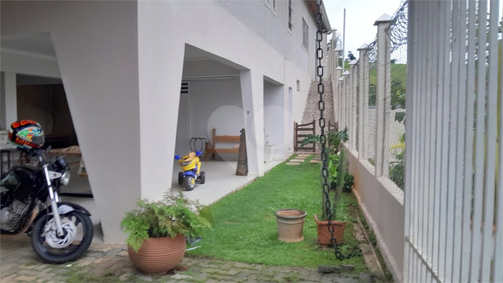Chácara em Área Rural de Piracaia, com casa principal + 4 kitnets alugadas, excelente localização