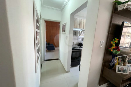 Apartamento á venda na Bela Vista com 57m² reformado e com armário embutido.