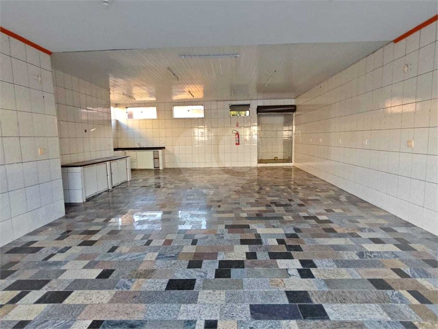 ?Oportunidade Única em São Carlos: Salão Comercial + Casa Independente nos Fundos – Ideal para Investidores!