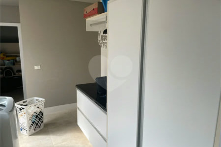 Sobrado no Condomínio Damha II.