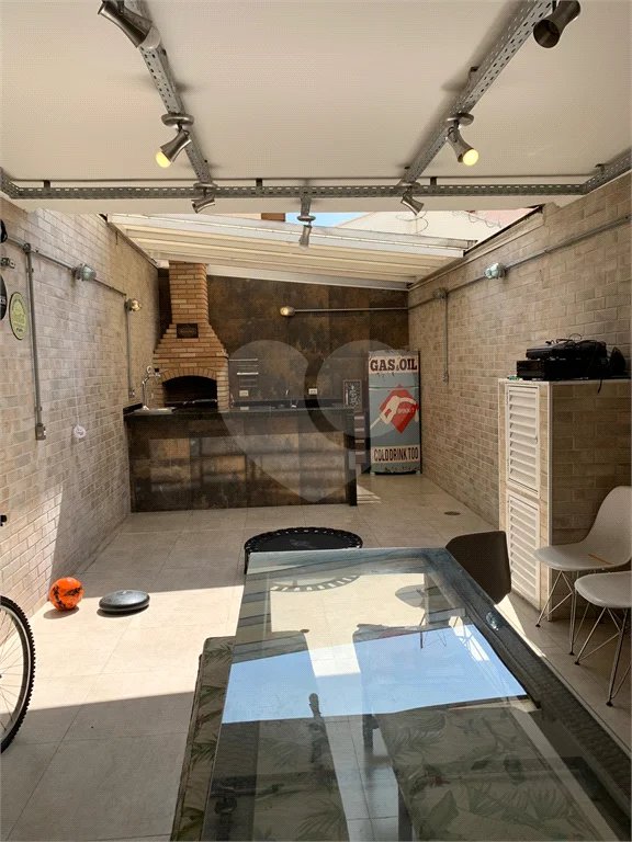 Sobrado com 3 quartos e garagem para 5 veículos.