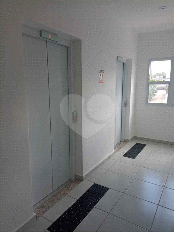 Apartamento no Condomínio Parque dos Jacarandás.