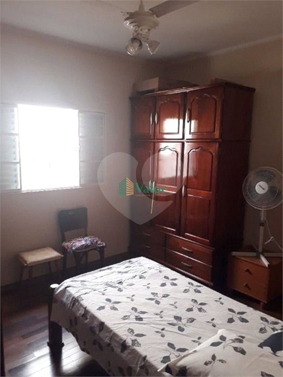 Ampla casa no condomÍnio Parque Fehr, contendo: