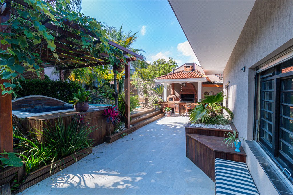 Casa à venda com 3 suítes em Chácara Monte Alegre, São Paulo, SP