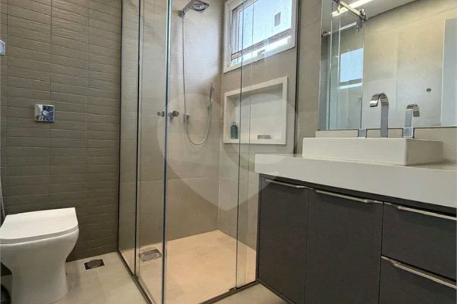 Casa de alto padrão em condomínio exclusivo com 4 suítes